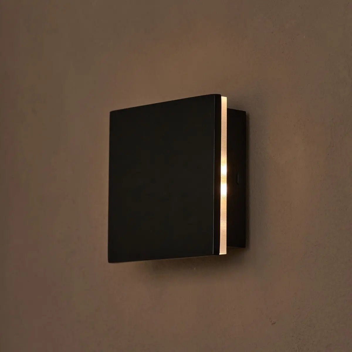 Lane Black draadloze wandlamp – Oplaadbare en dimbare lamp van natuurlijk hout