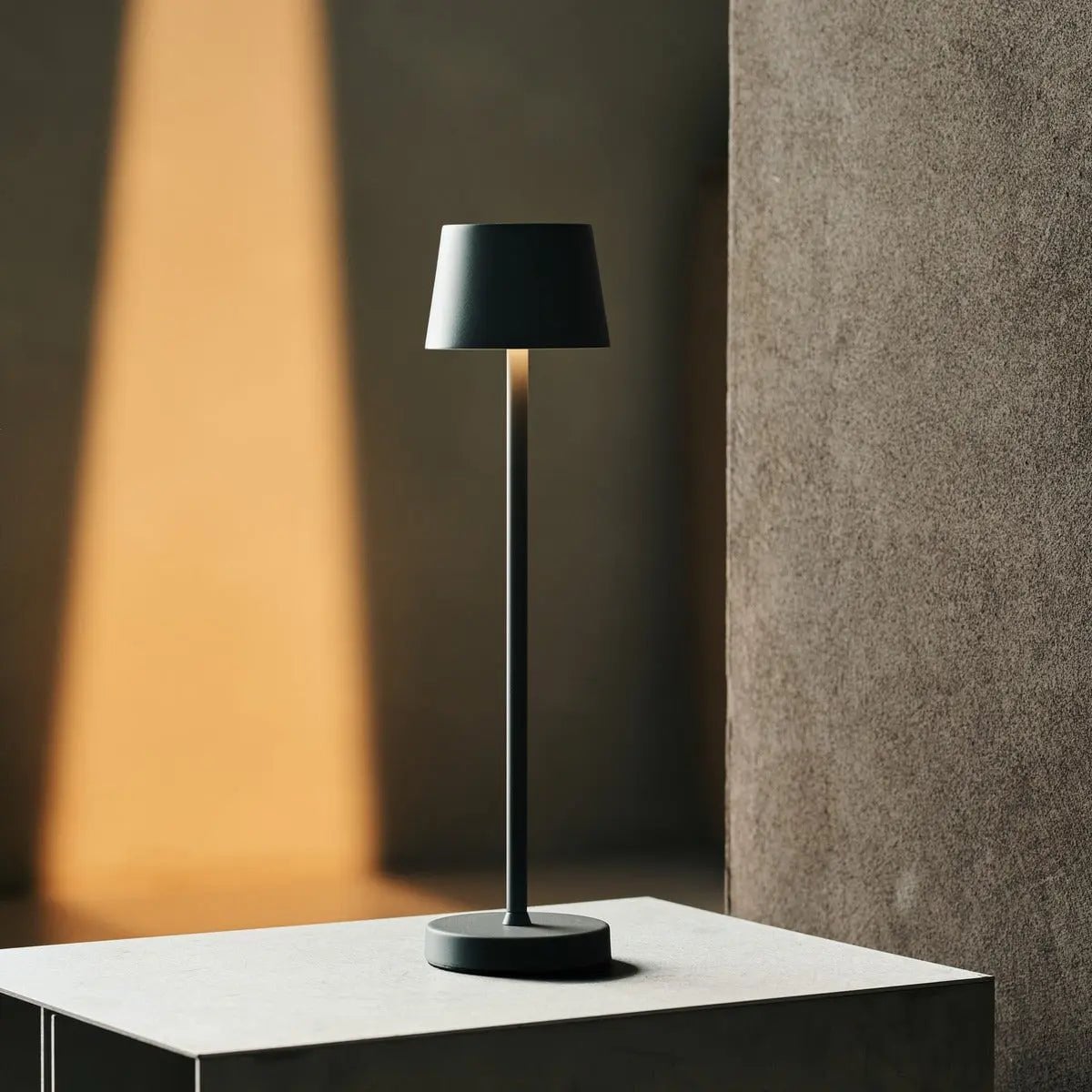 Combi Set Professional | 4 x Vondel Mini Stone Grey Rechargeable Table Lamps & 1 x Amstel Charging Station