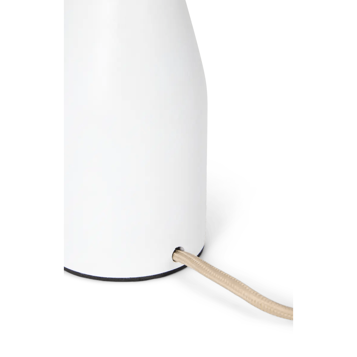 Jape Wit metalen tafellamp | Tijdloos ontwerp en elegante stijl