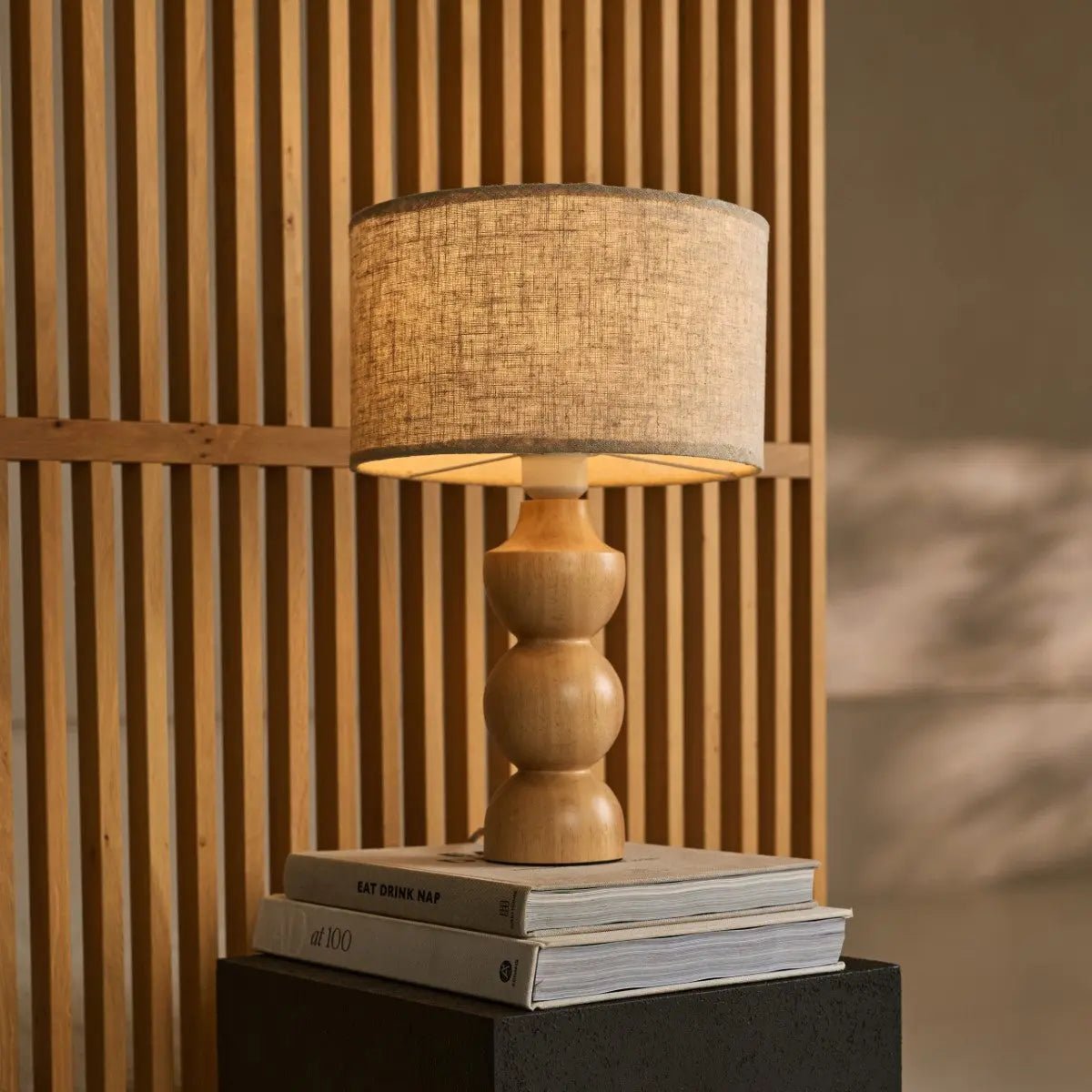 Oliver Lichtbruine Houten Lamp | Linnenmix schaduw en elegant ontwerp