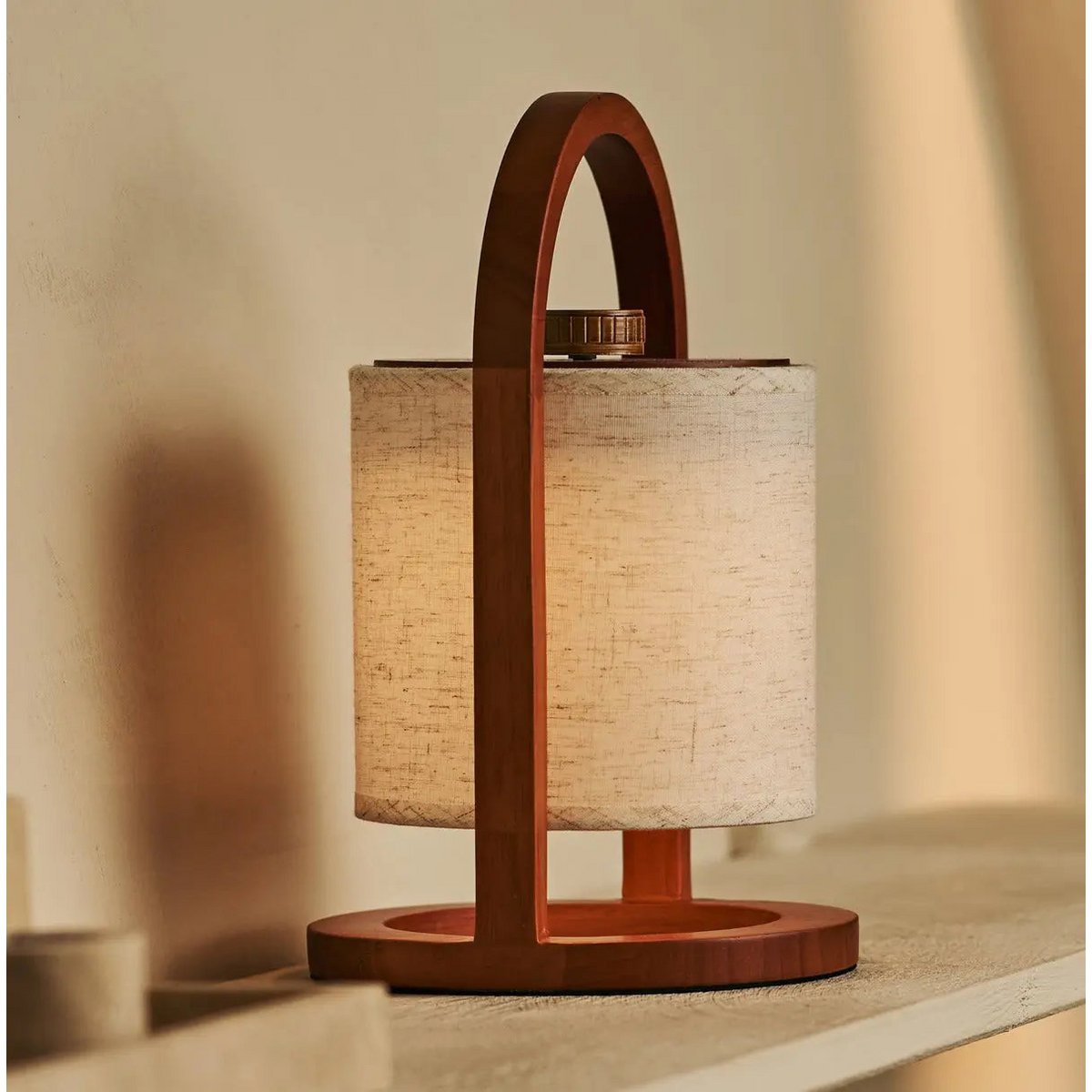 Rivierkastanjebruine houten oplaadbare lamp | Linnenmix, veelzijdig en tot 100 uur batterijduur