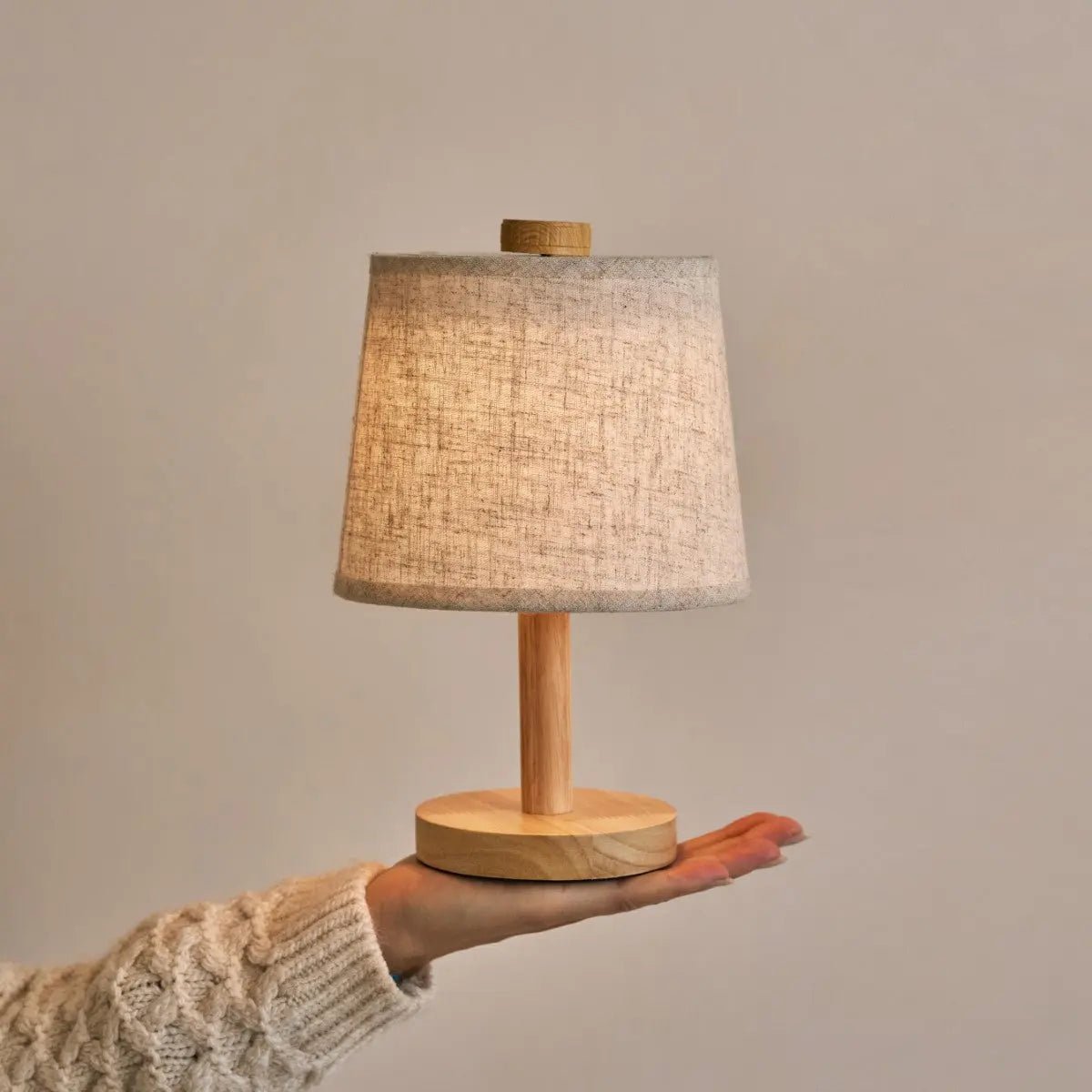 Rover Lichtbruine Houten Oplaadbare Lamp | Snoerloos, dimbaar en linnenmix