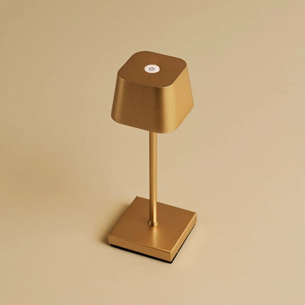 Sarphati Mini Goud Draadloze Tafellamp | Oplaadbaar via laadstation en 3 lichtmodi