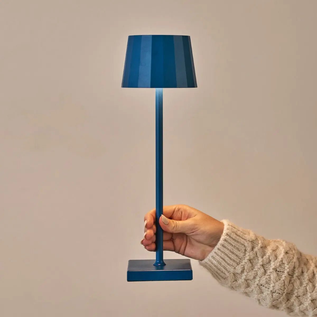 Wouter Delfts Blauw Oplaadbare Tafellamp | Draadloos opladen en batterijduur van 120 uur