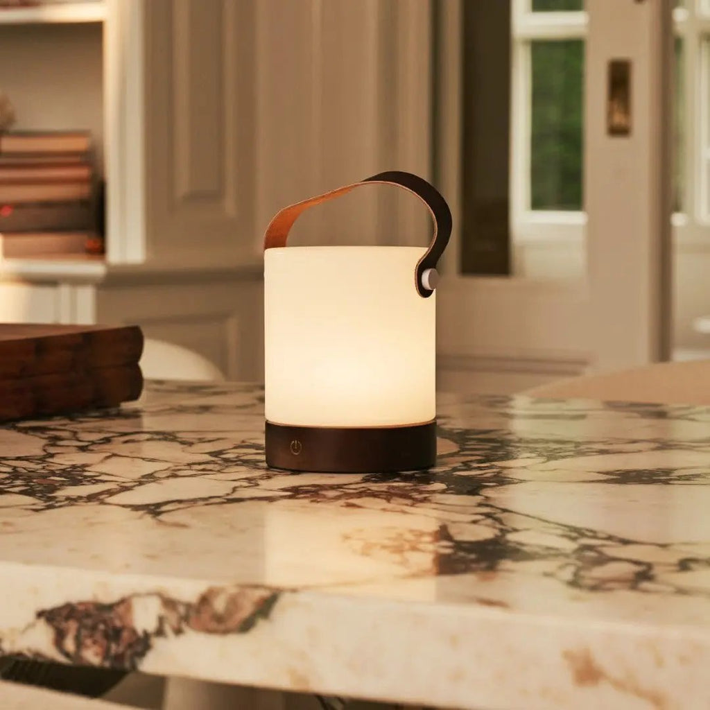Avery Donkerbruine Oplaadbare Houten Tafellamp | Leren band, draadloos en dimbaar