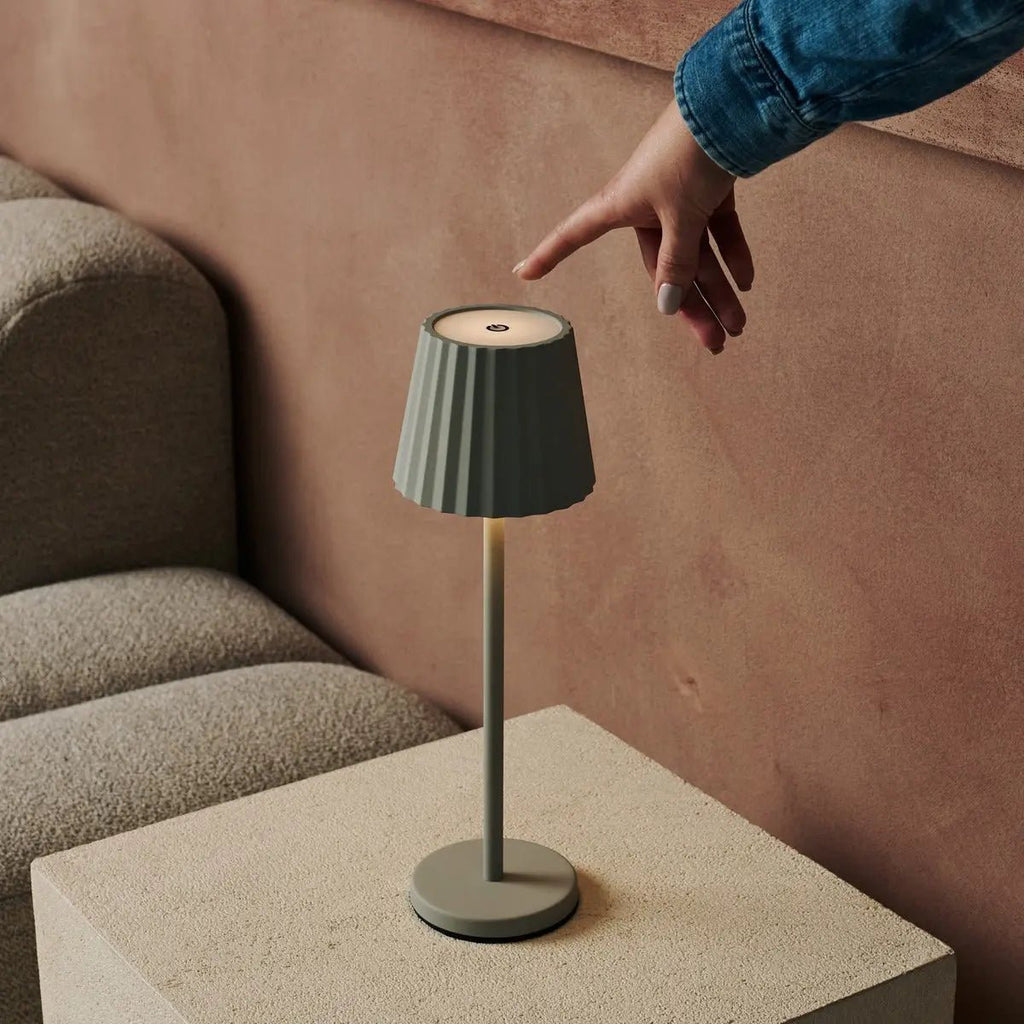 Maya Schaduwgrijze Geribbelde Tafellamp | 3 lichtmodi en oplaadbaar via laadstation