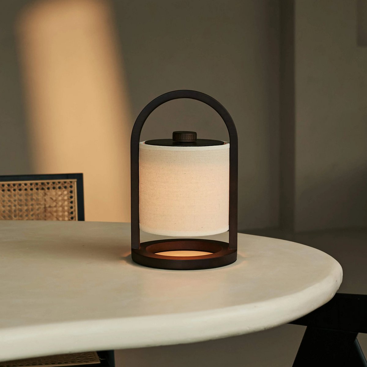 Rivier Donkerbruin Houten Oplaadbare Lamp | Linnenmix, veelzijdig en tot 100 uur batterijduur