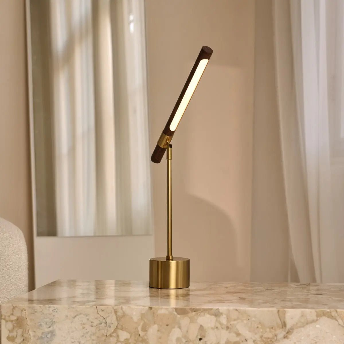 Livia goudkleurige metalen lamp met hout – verstelbare LED, Scandinavisch design voor kantoor en woonkamer
