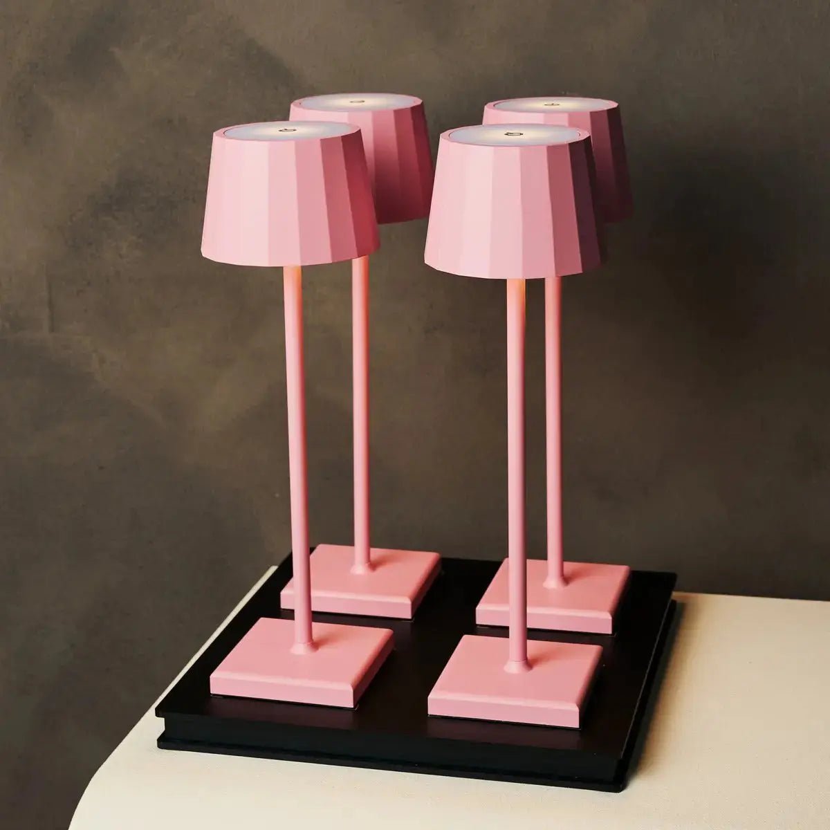 Wouter Flamingo Roze Oplaadbare Tafellamp | Draadloos opladen en batterijduur van 120 uur