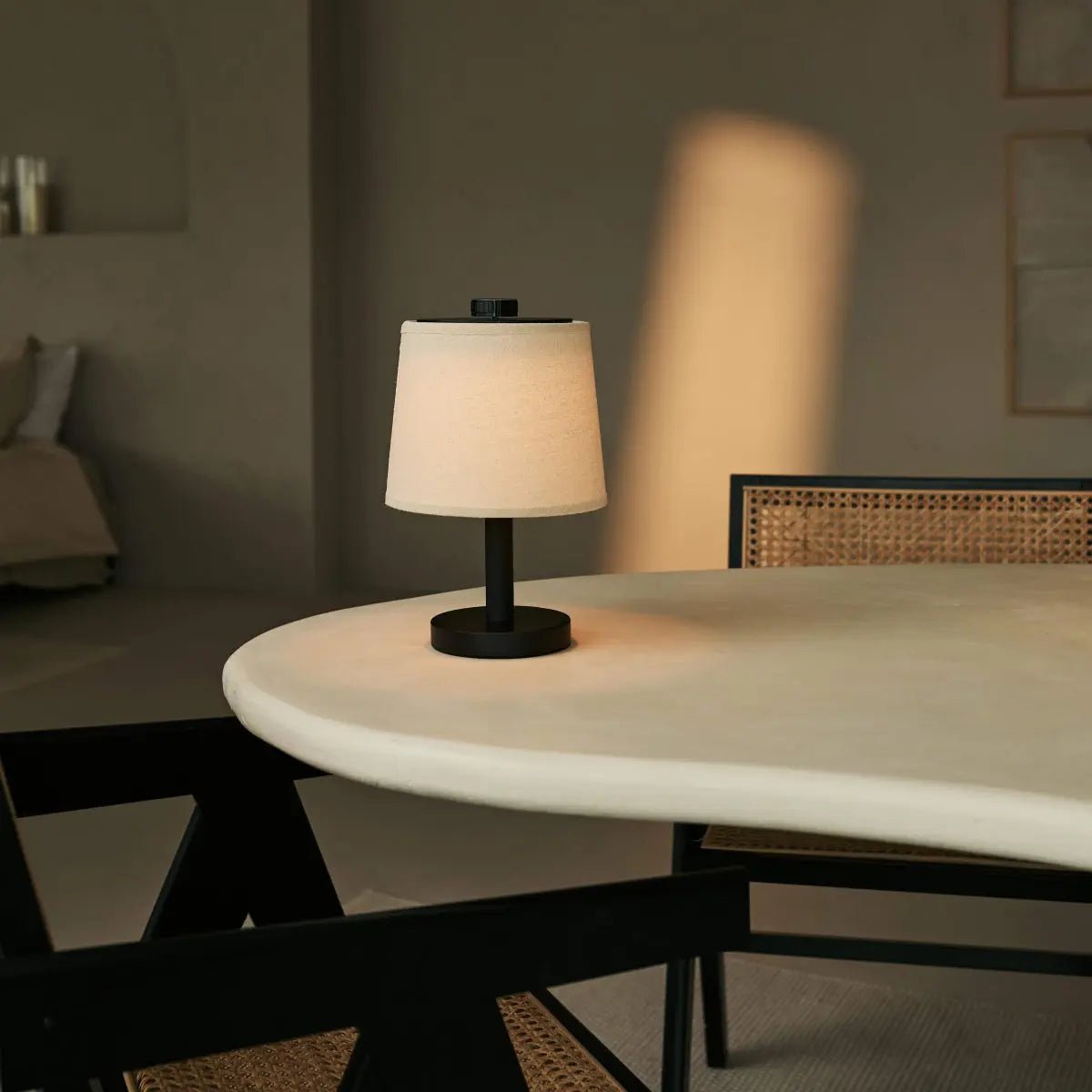 Rover zwarte houten oplaadbare lamp | Snoerloos, dimbaar en linnenmix
