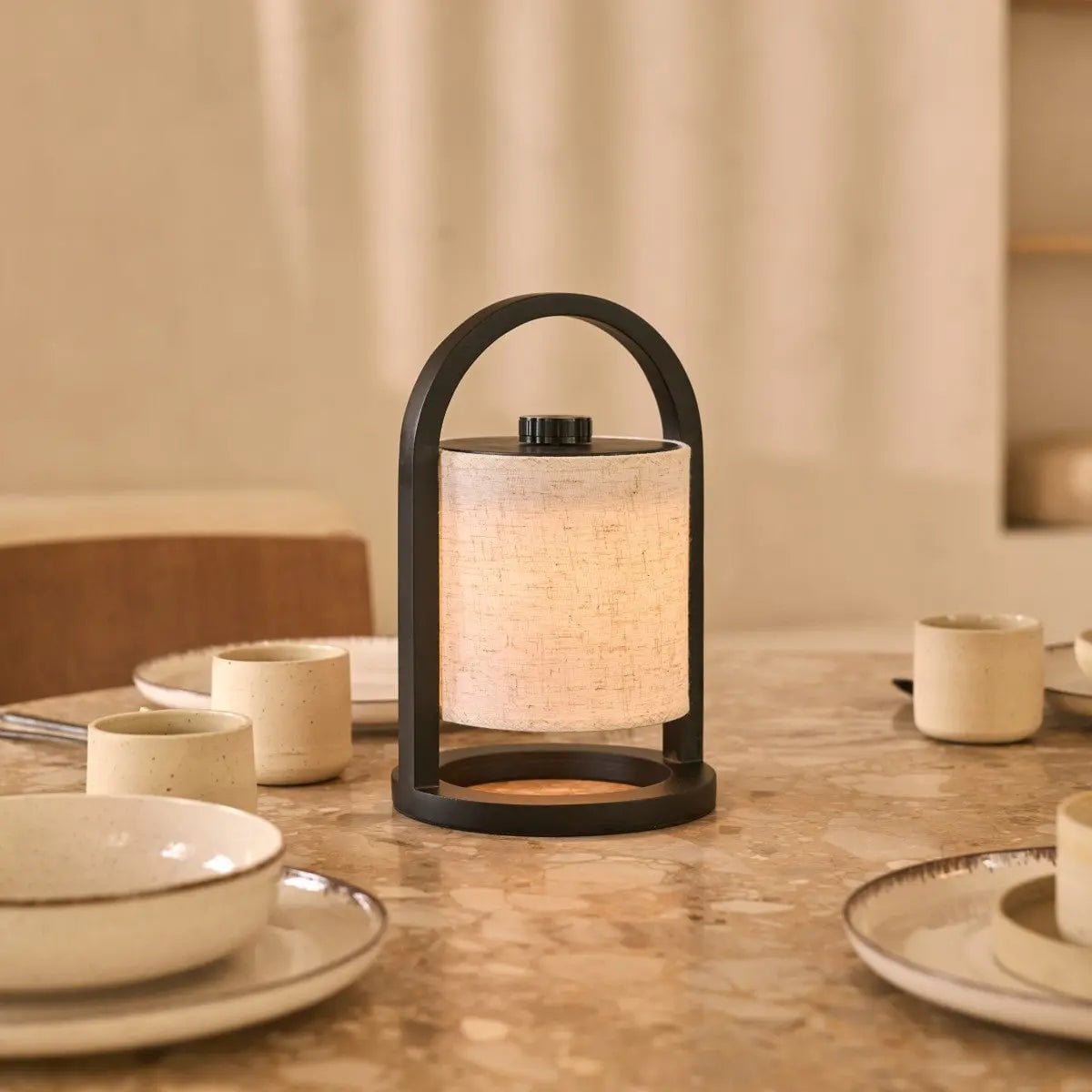 Rivier Zwarte Houten Oplaadbare Lamp | Linnenmix, veelzijdig en tot 100 uur batterijduur