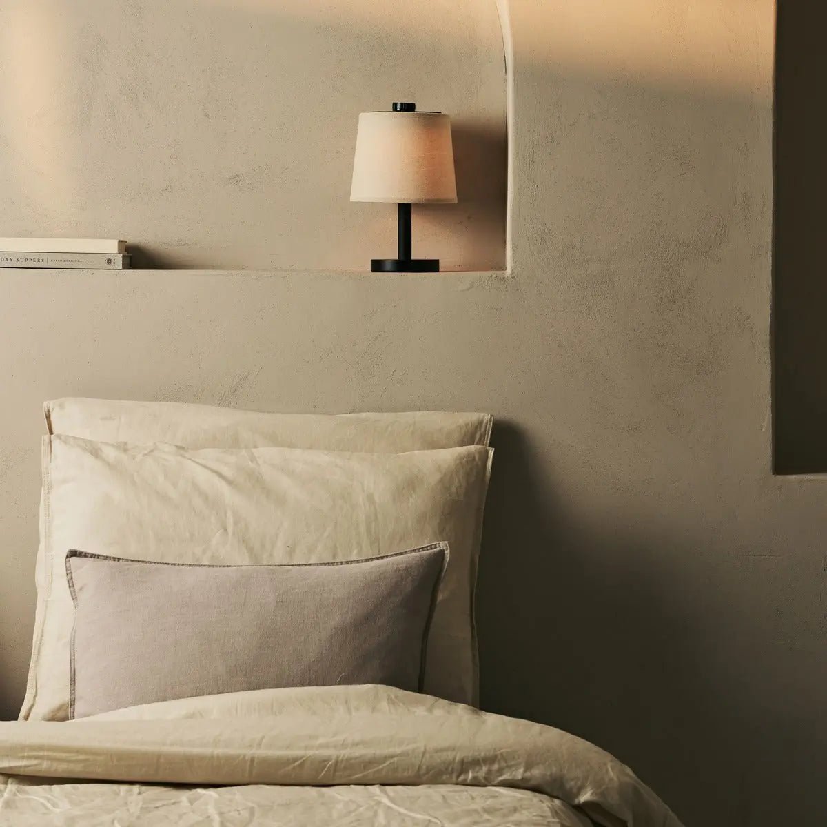 Rover zwarte houten oplaadbare lamp | Snoerloos, dimbaar en linnenmix
