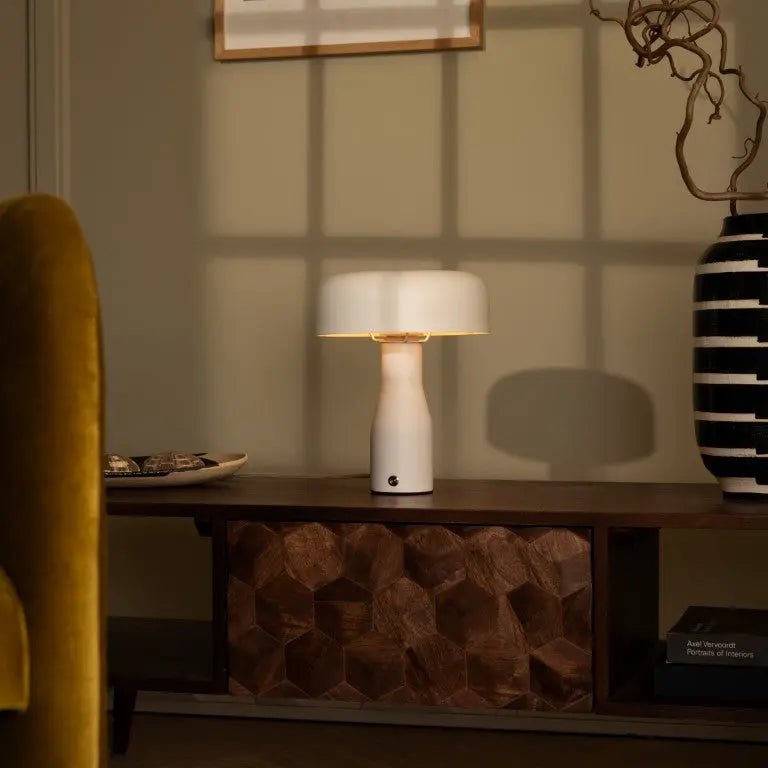 Jape Wit metalen tafellamp | Tijdloos ontwerp en elegante stijl