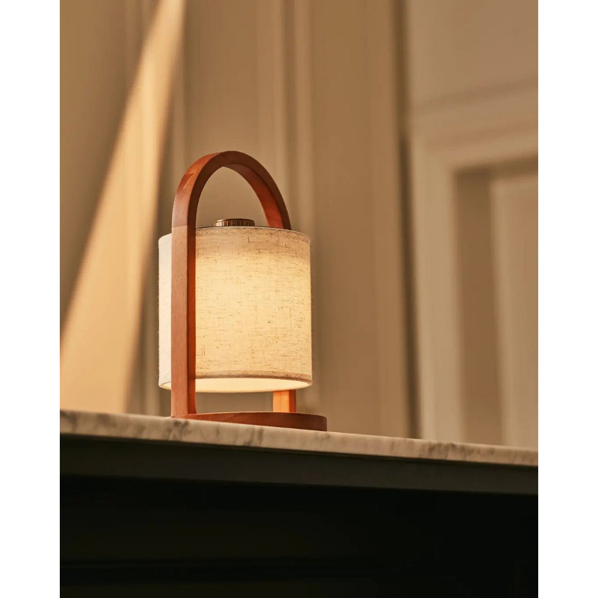 Rivierkastanjebruine houten oplaadbare lamp | Linnenmix, veelzijdig en tot 100 uur batterijduur