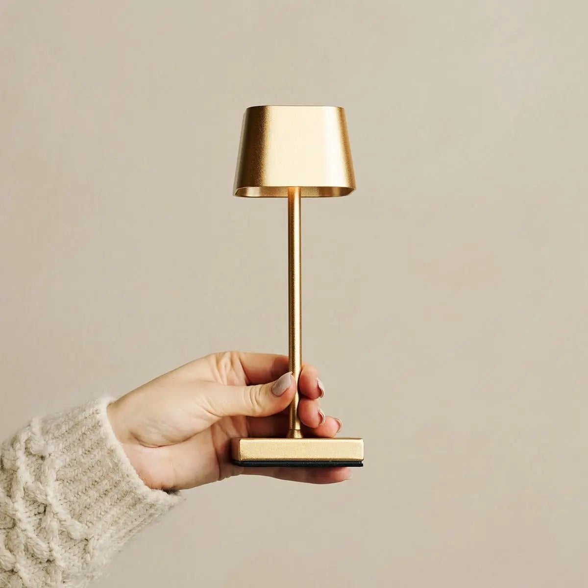 Sarphati Mini Goud Draadloze Tafellamp | Oplaadbaar via laadstation en 3 lichtmodi