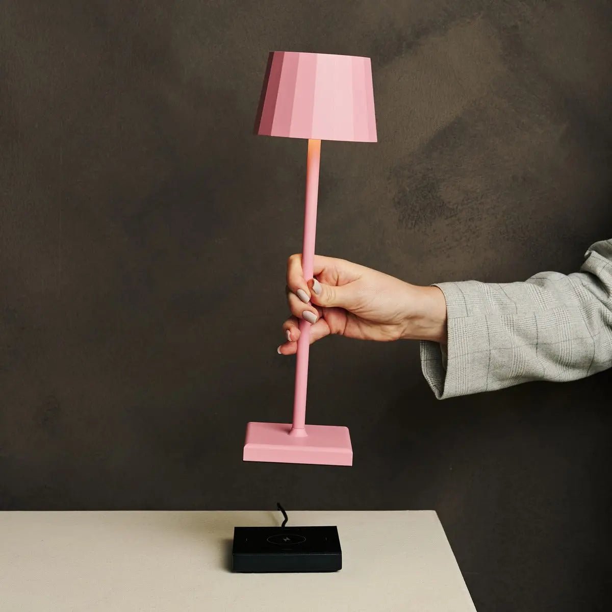 Wouter Flamingo Roze Oplaadbare Tafellamp | Draadloos opladen en batterijduur van 120 uur