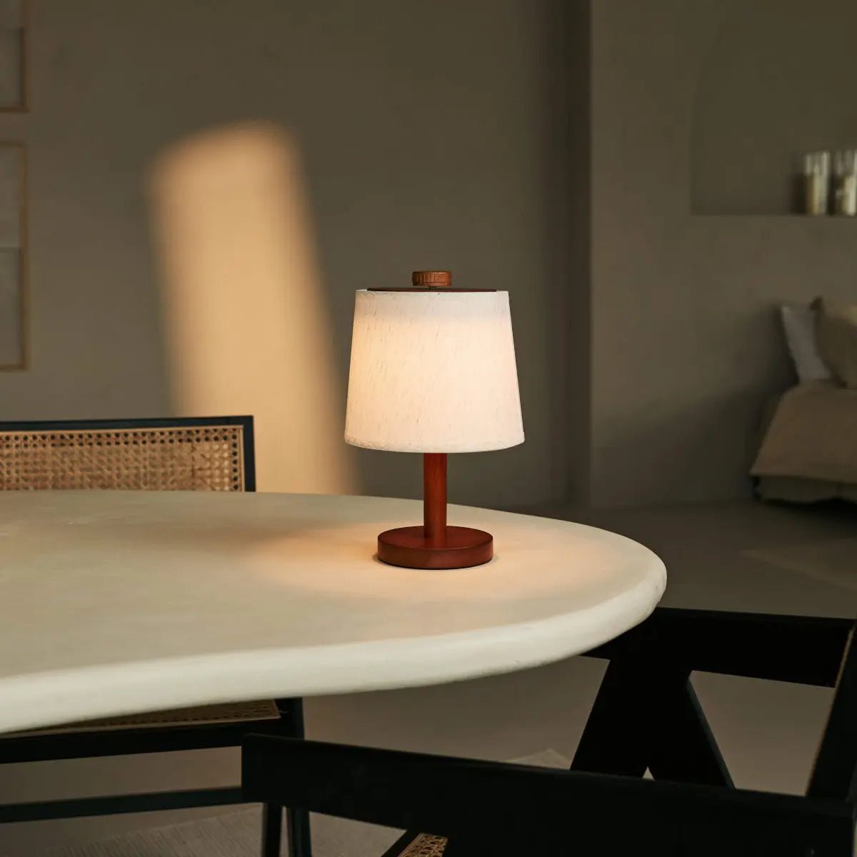 Rover kastanjebruine houten oplaadbare lamp | Snoerloos, dimbaar en linnenmix