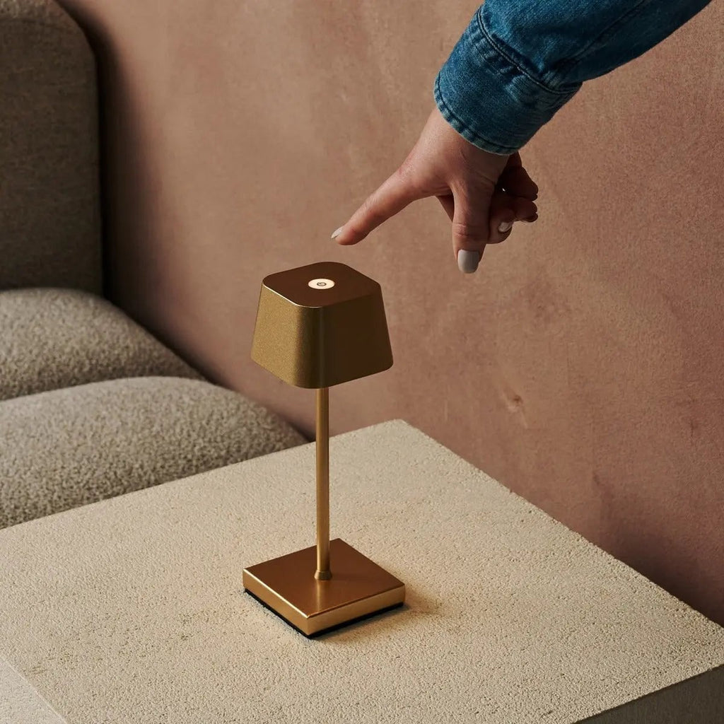 Sarphati Mini Goud Draadloze Tafellamp | Oplaadbaar via laadstation en 3 lichtmodi