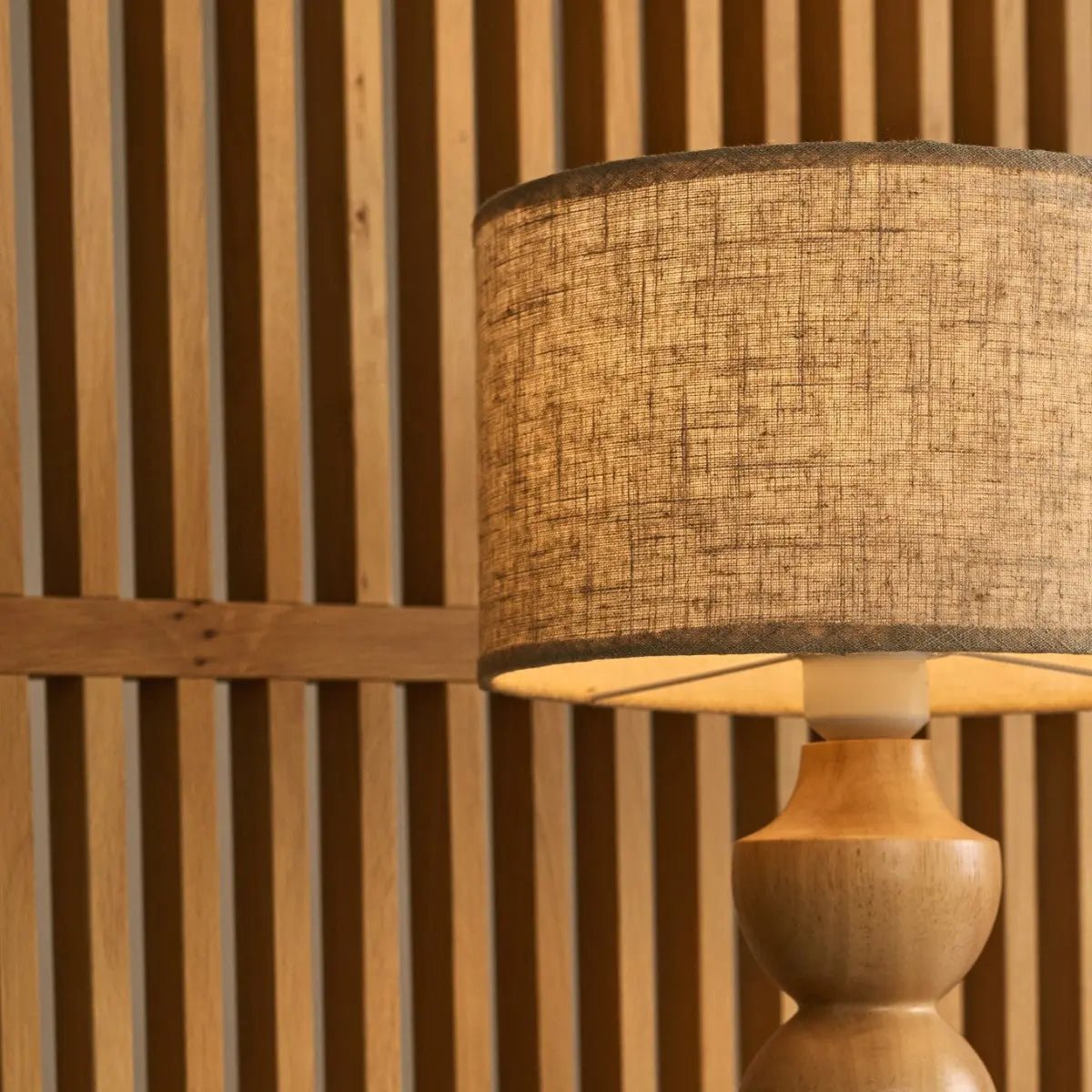 Oliver Lichtbruine Houten Lamp | Linnenmix schaduw en elegant ontwerp