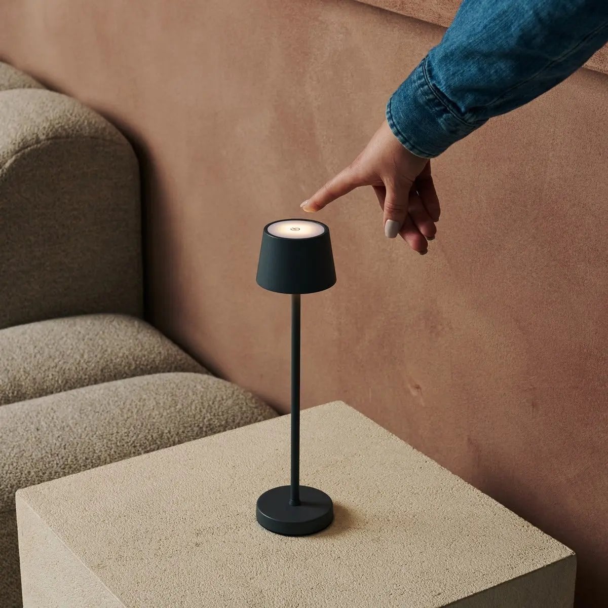 Combi Set Professional | 4 x Vondel Mini Stone Grey Rechargeable Table Lamps & 1 x Amstel Charging Station