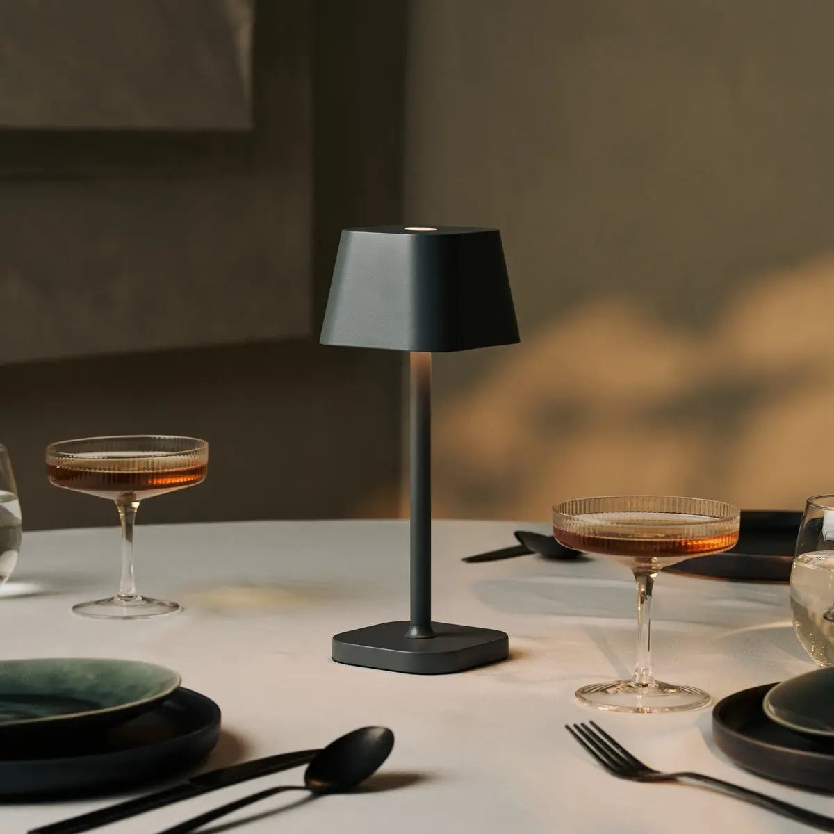 Ava Steengrijs Oplaadbare Tafellamp | Stijlvolle, draadloze lamp en dimbaar