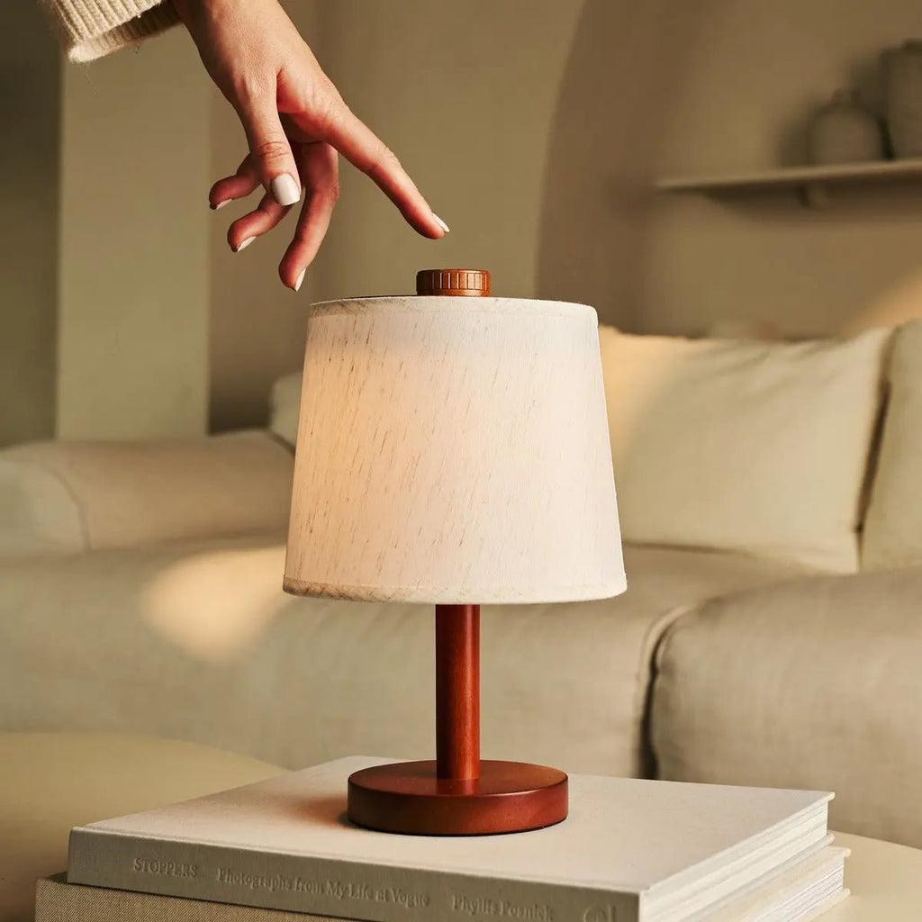 Rover kastanjebruine houten oplaadbare lamp | Snoerloos, dimbaar en linnenmix