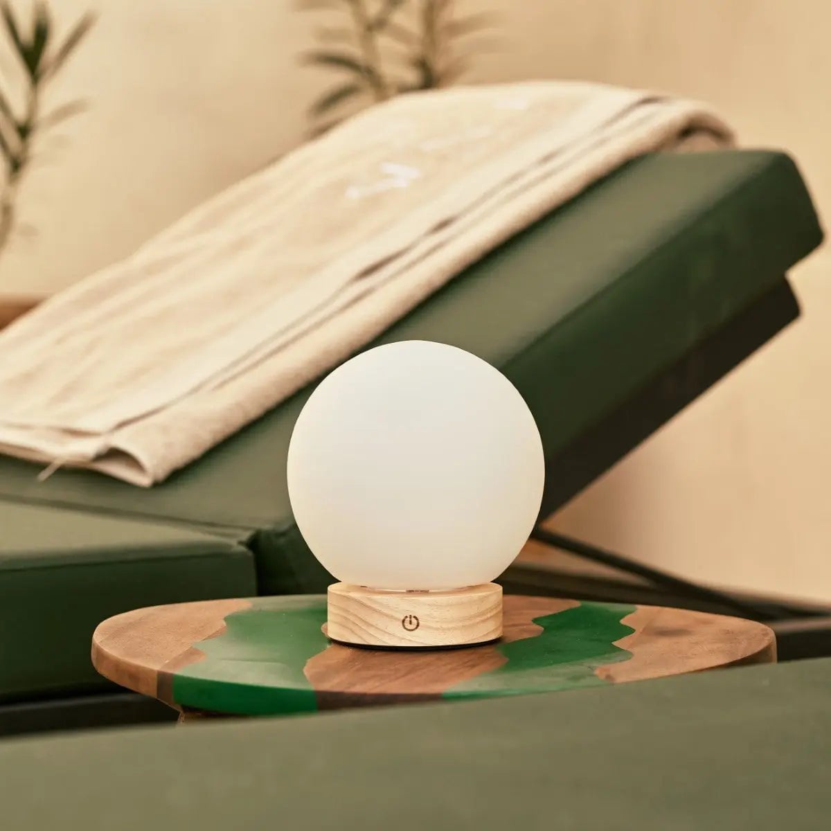Flore Lichtbruine Houten Lamp | Oplaadbare, dimbare en draadloze verlichting