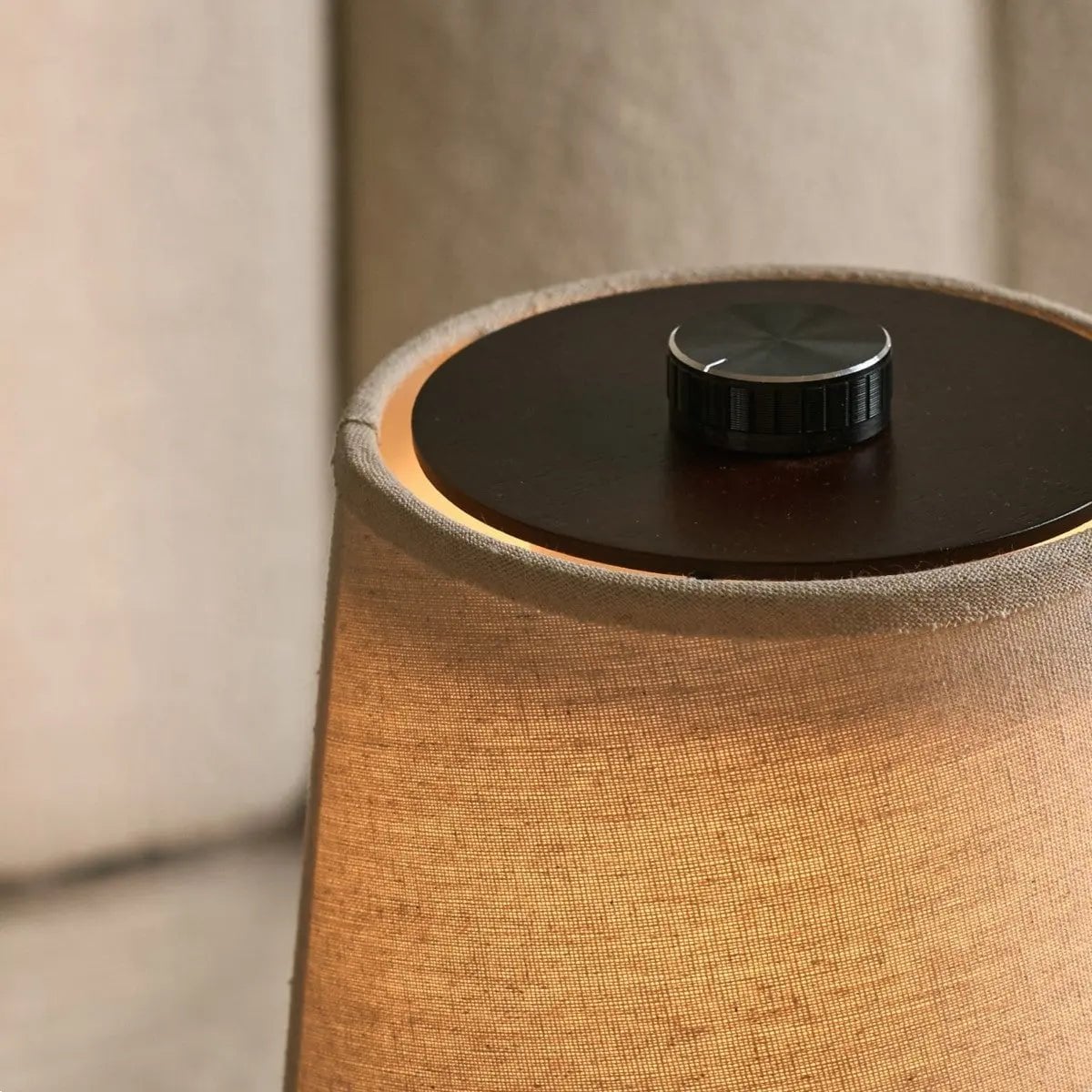 Rover Donkerbruine Houten Oplaadbare Lamp | Snoerloos, dimbaar en linnenmix