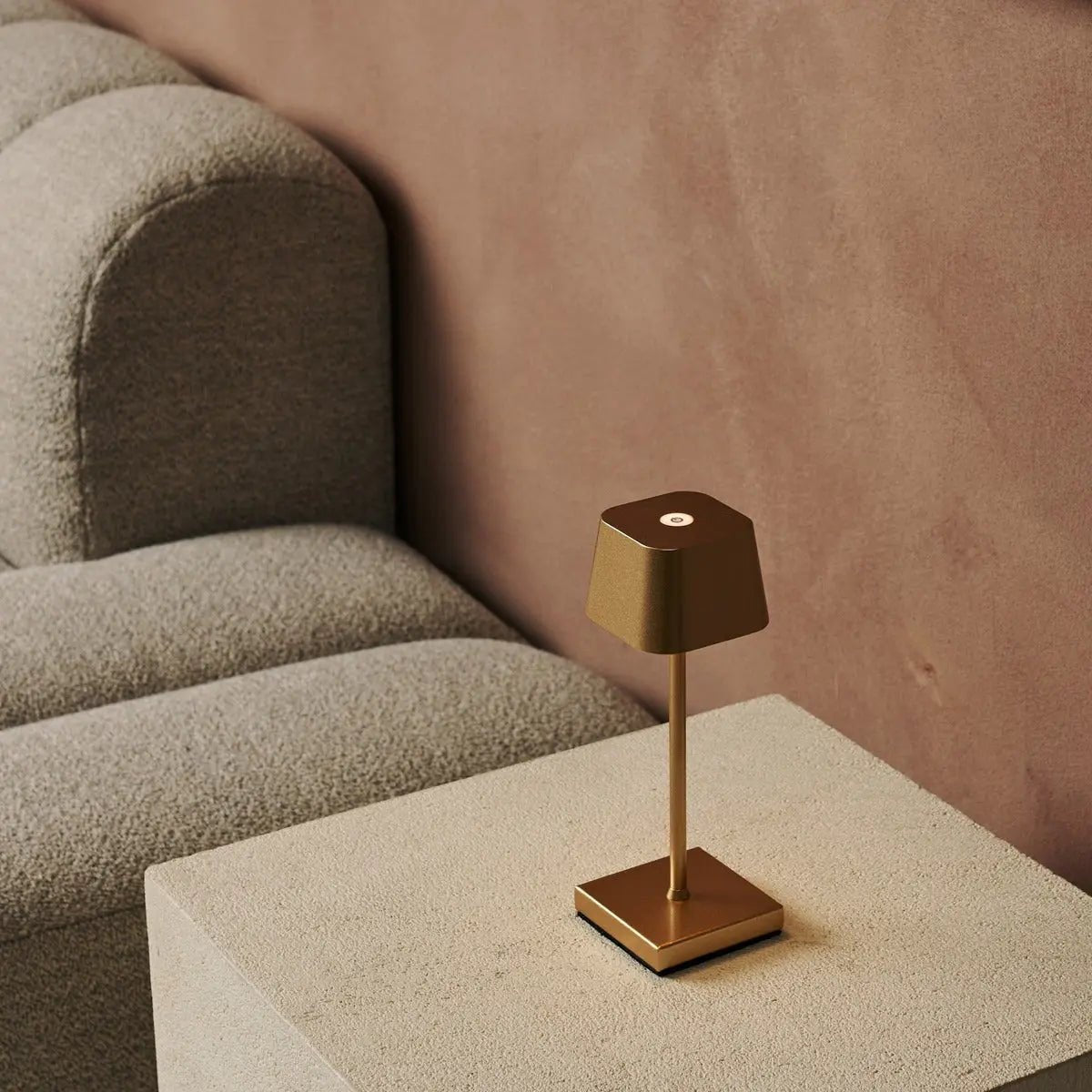 Sarphati Mini Goud Draadloze Tafellamp | Oplaadbaar via laadstation en 3 lichtmodi