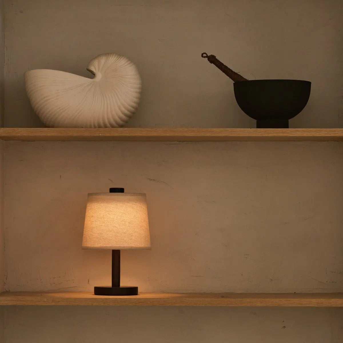 Rover Donkerbruine Houten Oplaadbare Lamp | Snoerloos, dimbaar en linnenmix