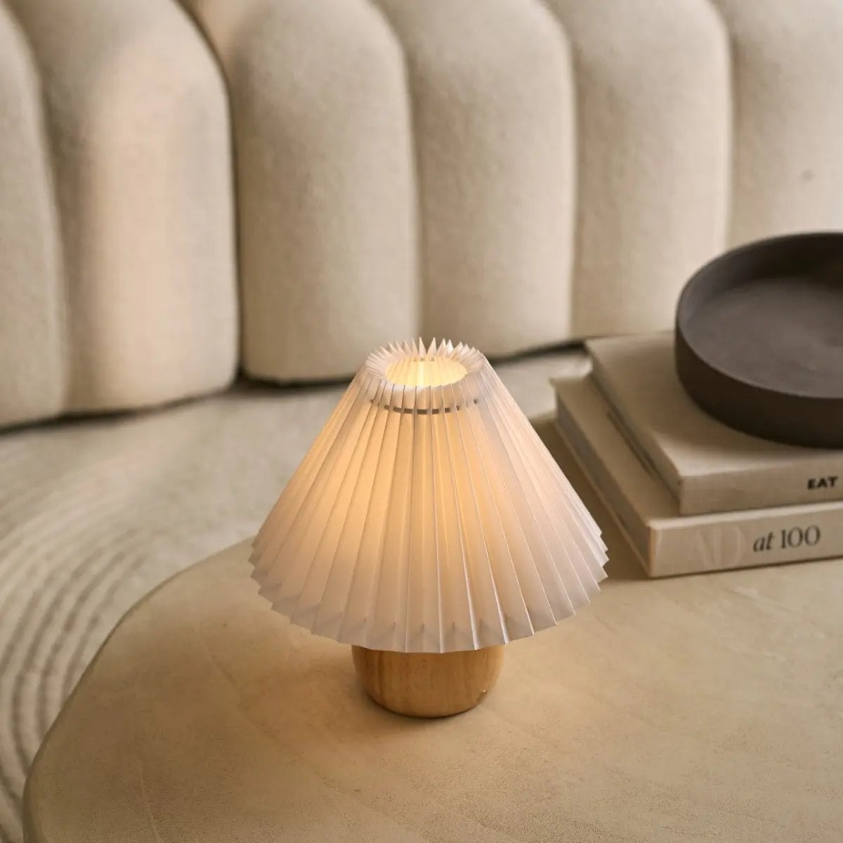 Nathalie Lichtbruine moderne en retro oplaadbare lamp l Dimbaar, hout en papier Mooie papieren kap
