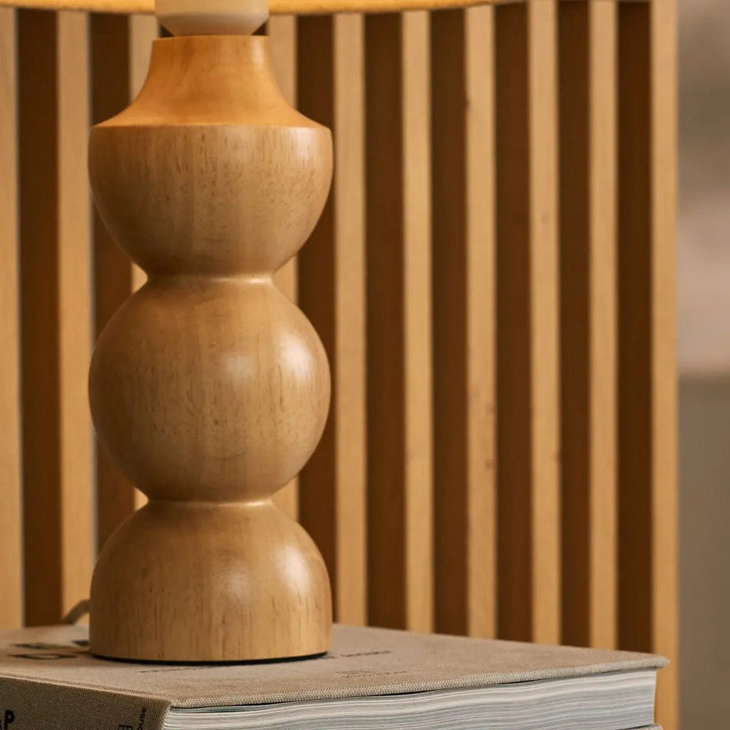 Oliver Lichtbruine Houten Lamp | Linnenmix schaduw en elegant ontwerp