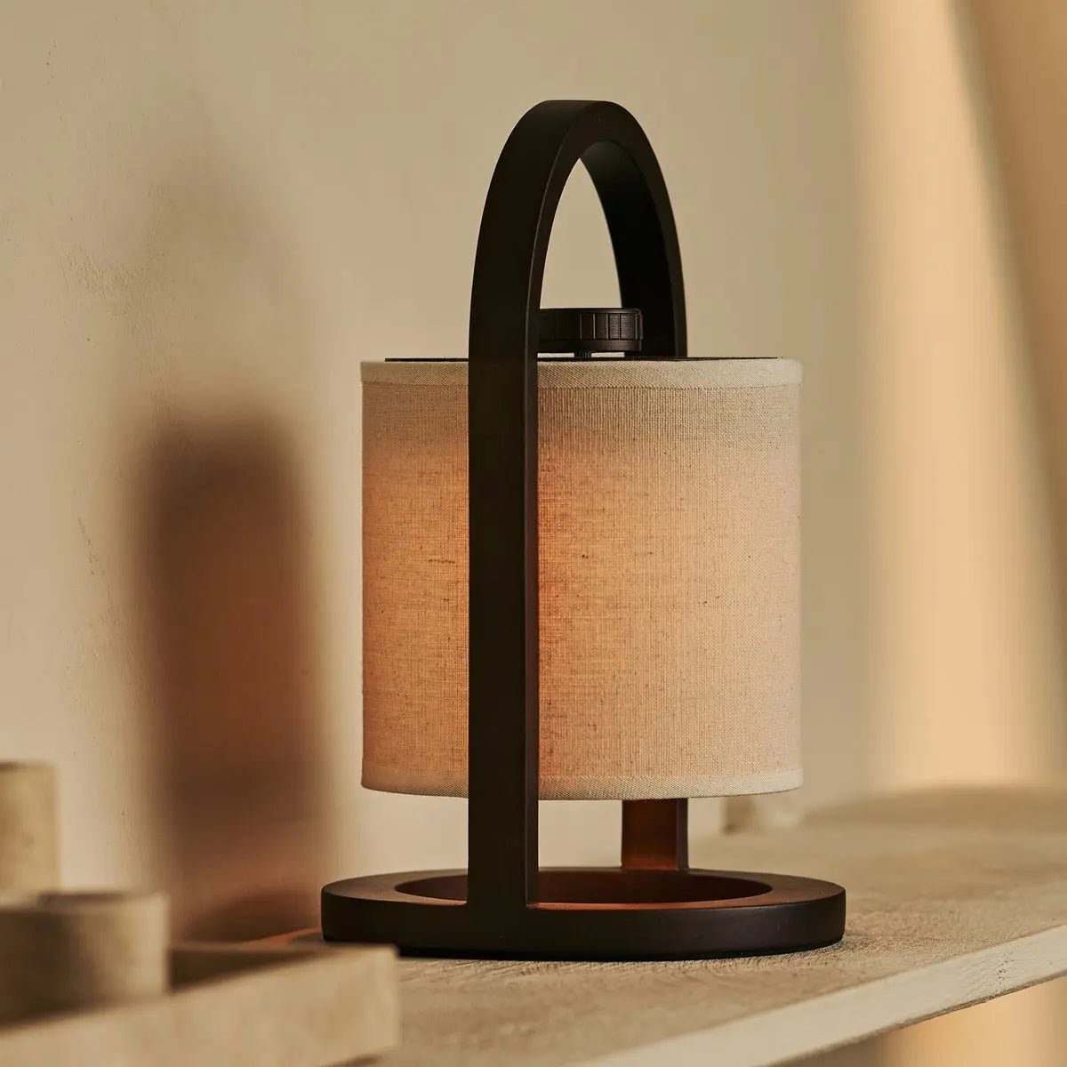 Rivier Donkerbruin Houten Oplaadbare Lamp | Linnenmix, veelzijdig en tot 100 uur batterijduur