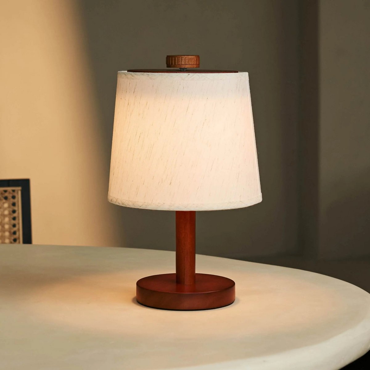Rover kastanjebruine houten oplaadbare lamp | Snoerloos, dimbaar en linnenmix