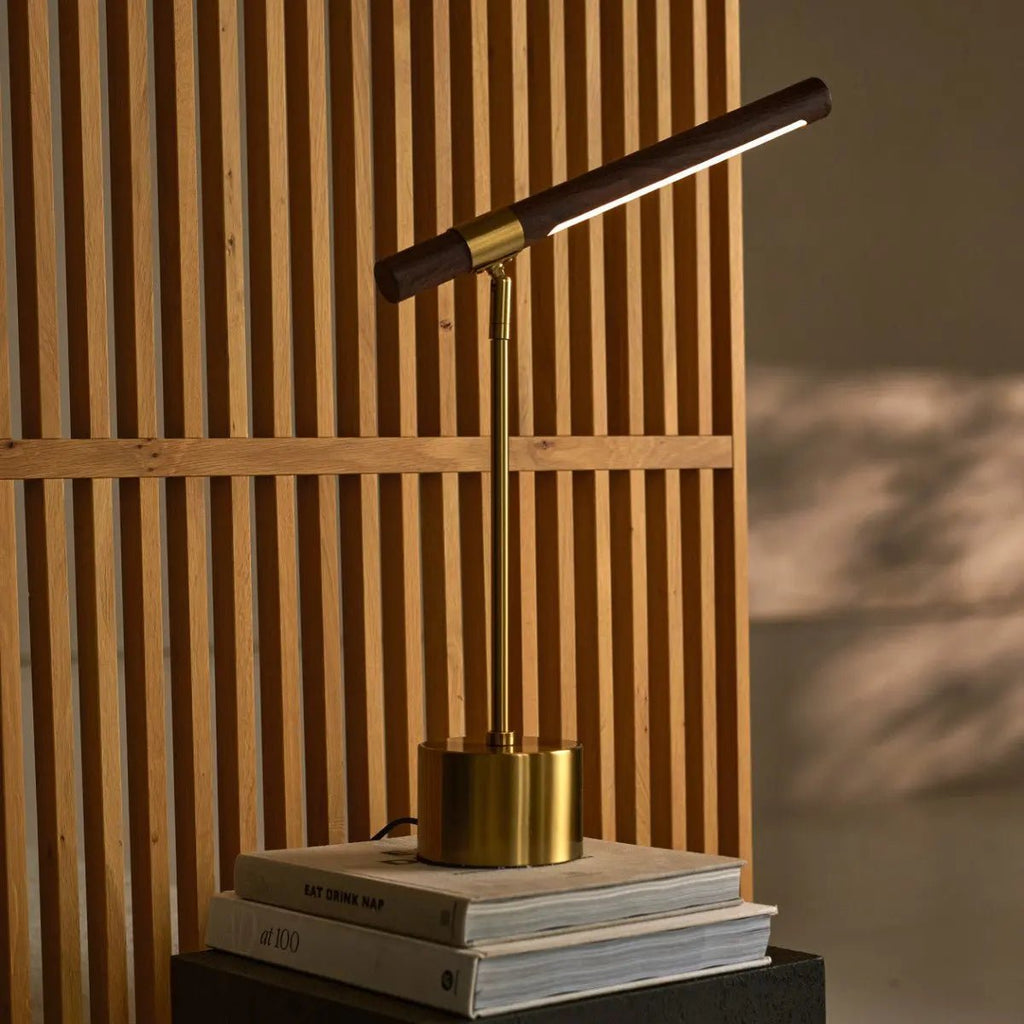 Livia goudkleurige metalen lamp met hout – verstelbare LED, Scandinavisch design voor kantoor en woonkamer