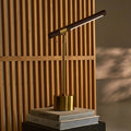 Livia goudkleurige metalen lamp met hout – verstelbare LED, Scandinavisch design voor kantoor en woonkamer