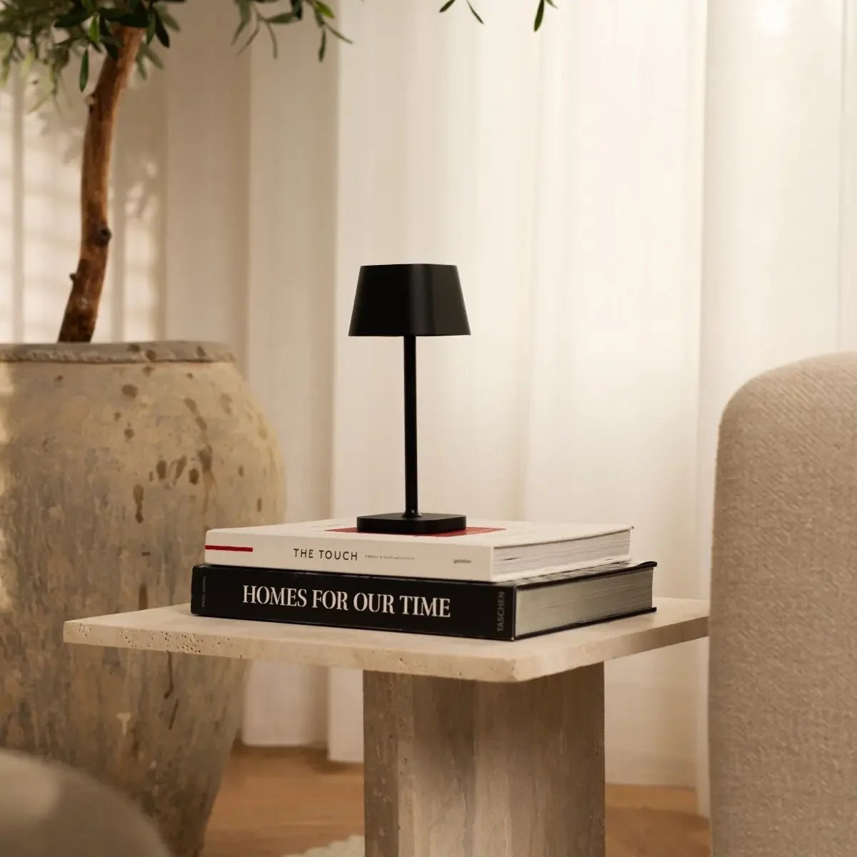 Ava Zwarte Oplaadbare Tafellamp | Slanke draadloze verlichtingsoplossing
