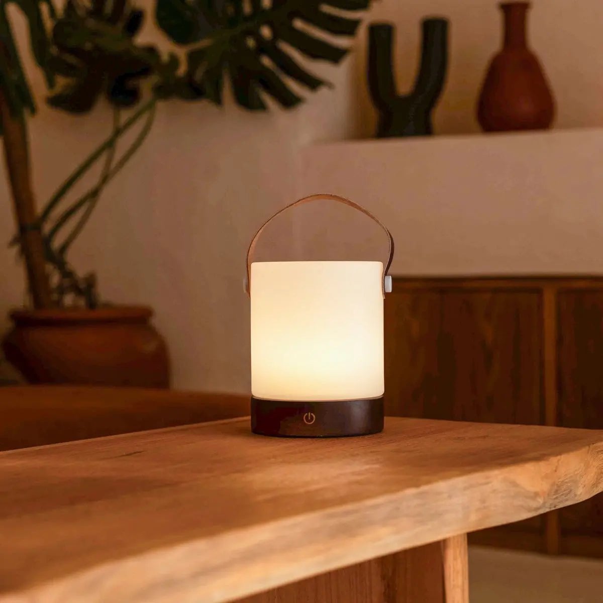 Avery Donkerbruine Oplaadbare Houten Tafellamp | Leren band, draadloos en dimbaar