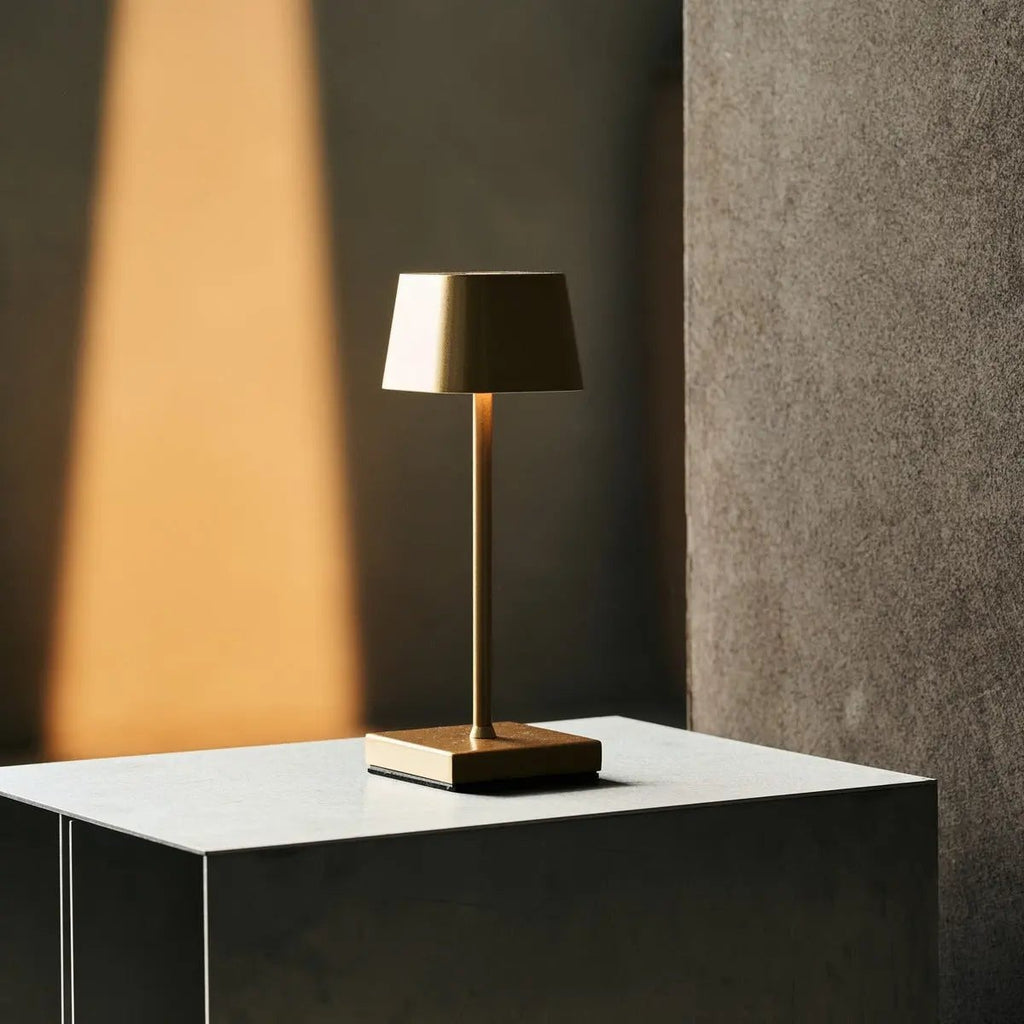 Sarphati Mini Goud Draadloze Tafellamp | Oplaadbaar via laadstation en 3 lichtmodi