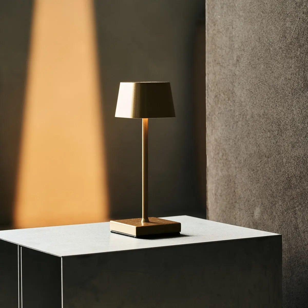 Sarphati Mini Goud Draadloze Tafellamp | Oplaadbaar via laadstation en 3 lichtmodi