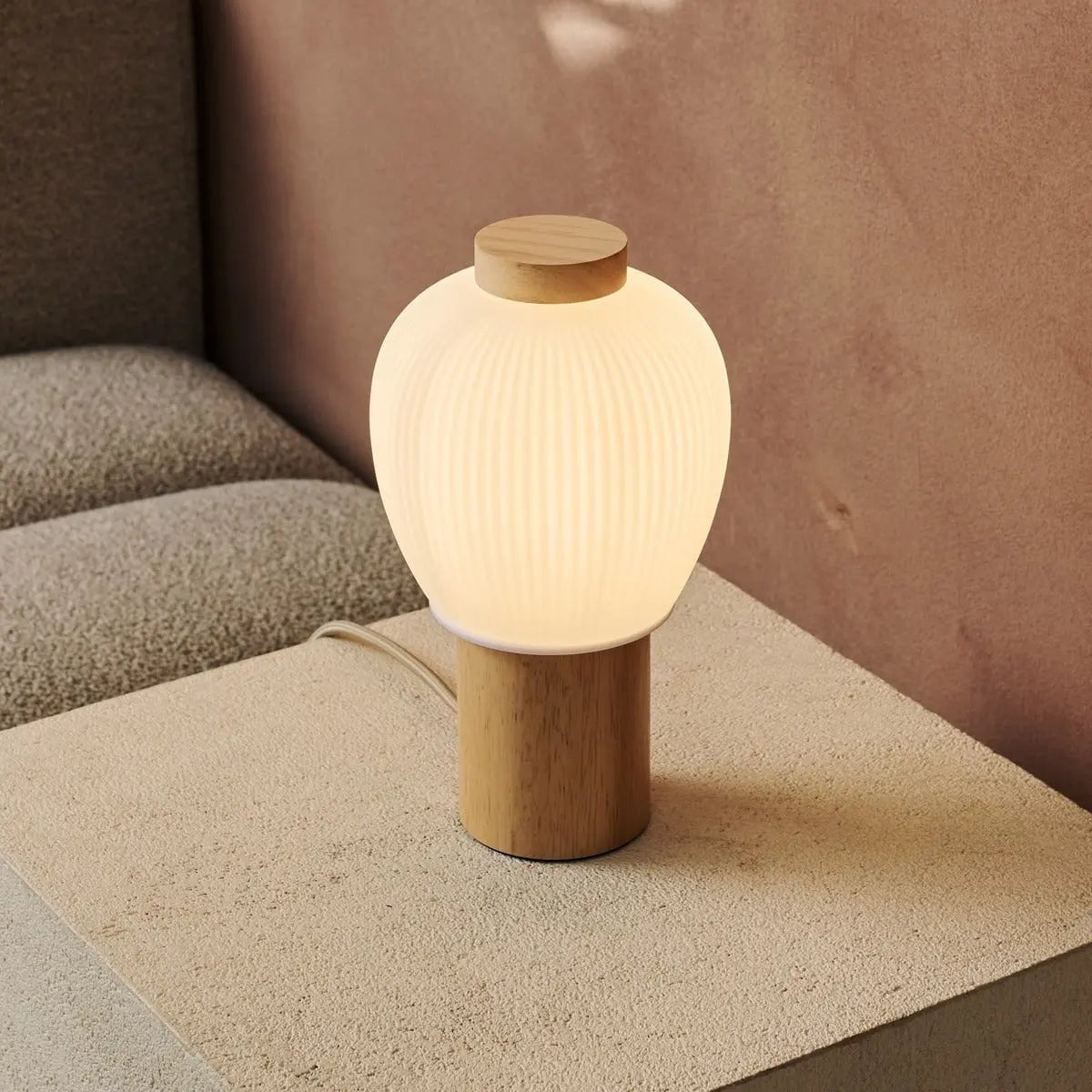 Lot Lichtbruine Houten Lamp | Glazen kap en uniek ontwerp