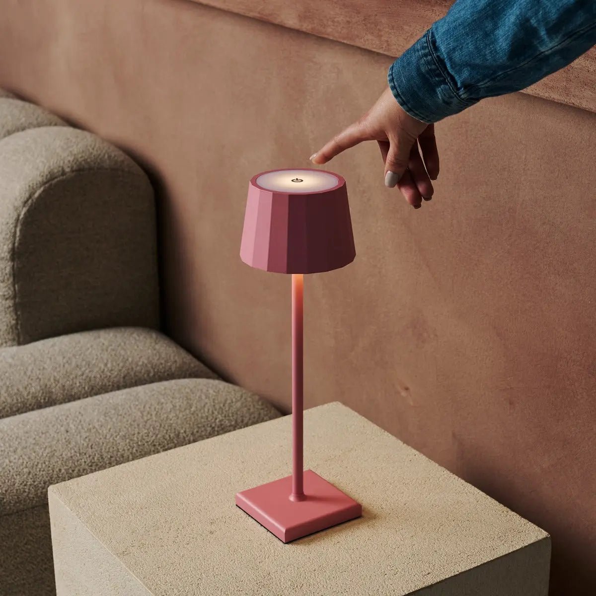 Wouter Flamingo Roze Oplaadbare Tafellamp | Draadloos opladen en batterijduur van 120 uur