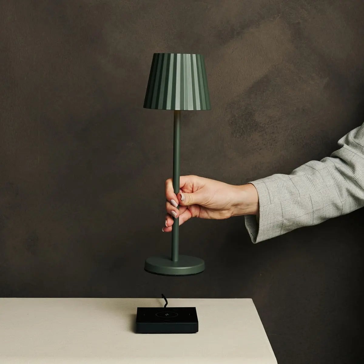 Maya Olijfgroene Geribbelde Tafellamp | 3 lichtmodi, oplaadbaar via laadstation