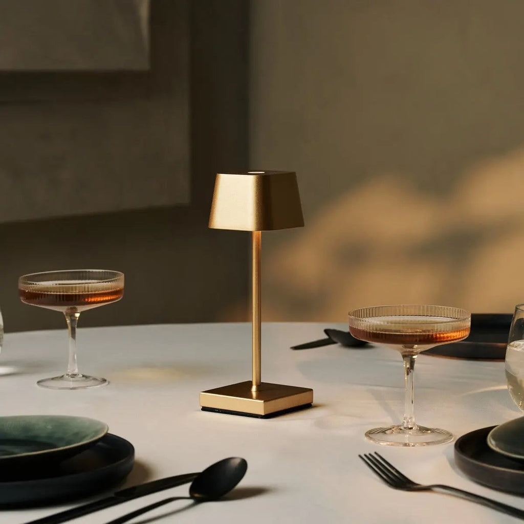 Sarphati Mini Goud Draadloze Tafellamp | Oplaadbaar via laadstation en 3 lichtmodi