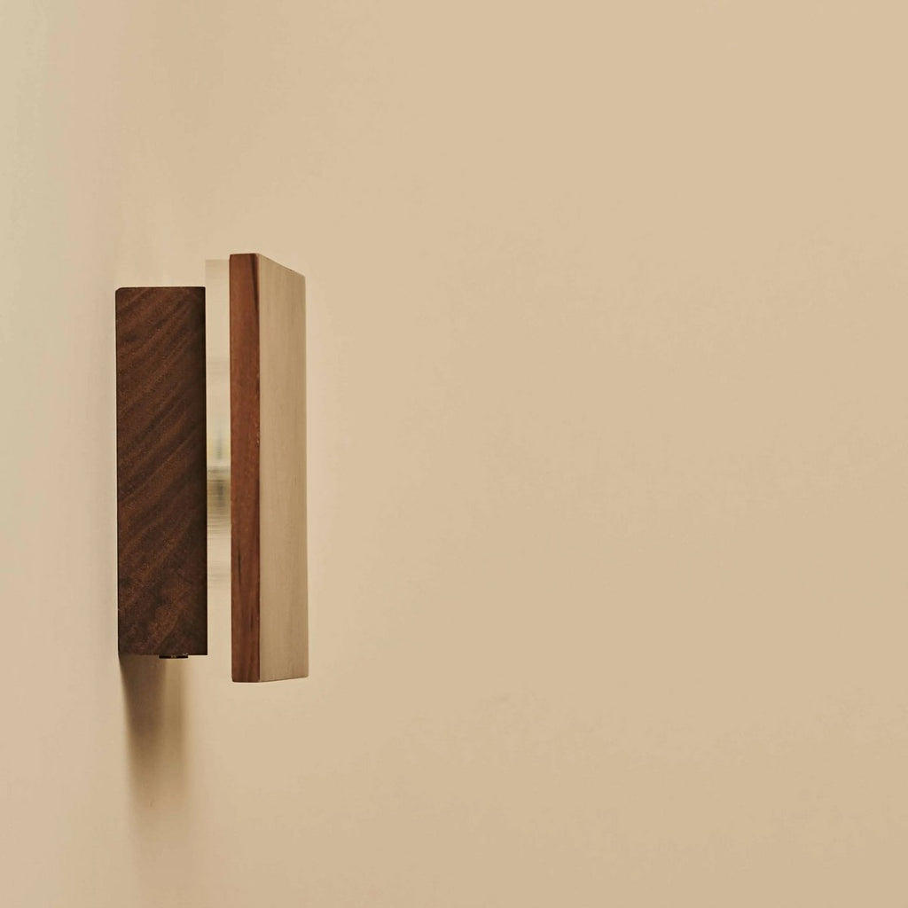 Lane Walnoot Snoerloze Wandlamp | Oplaadbaar en dimbaar ontwerp