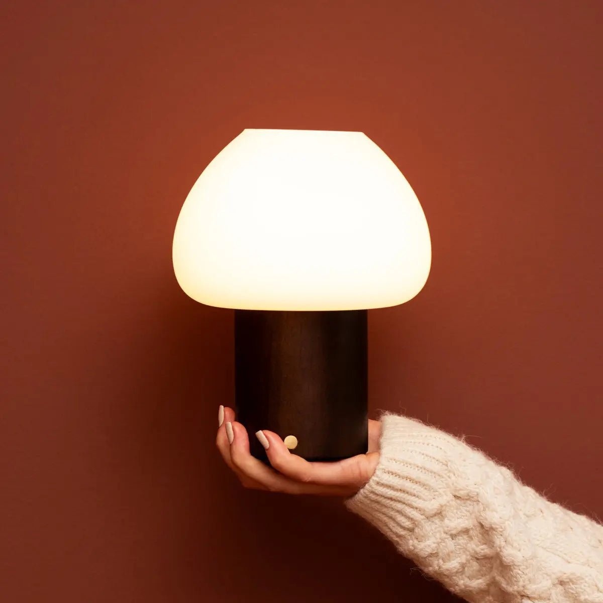Fynn Donkerbruine Houten Lamp | Oplaadbaar, dimbaar en stijlvol