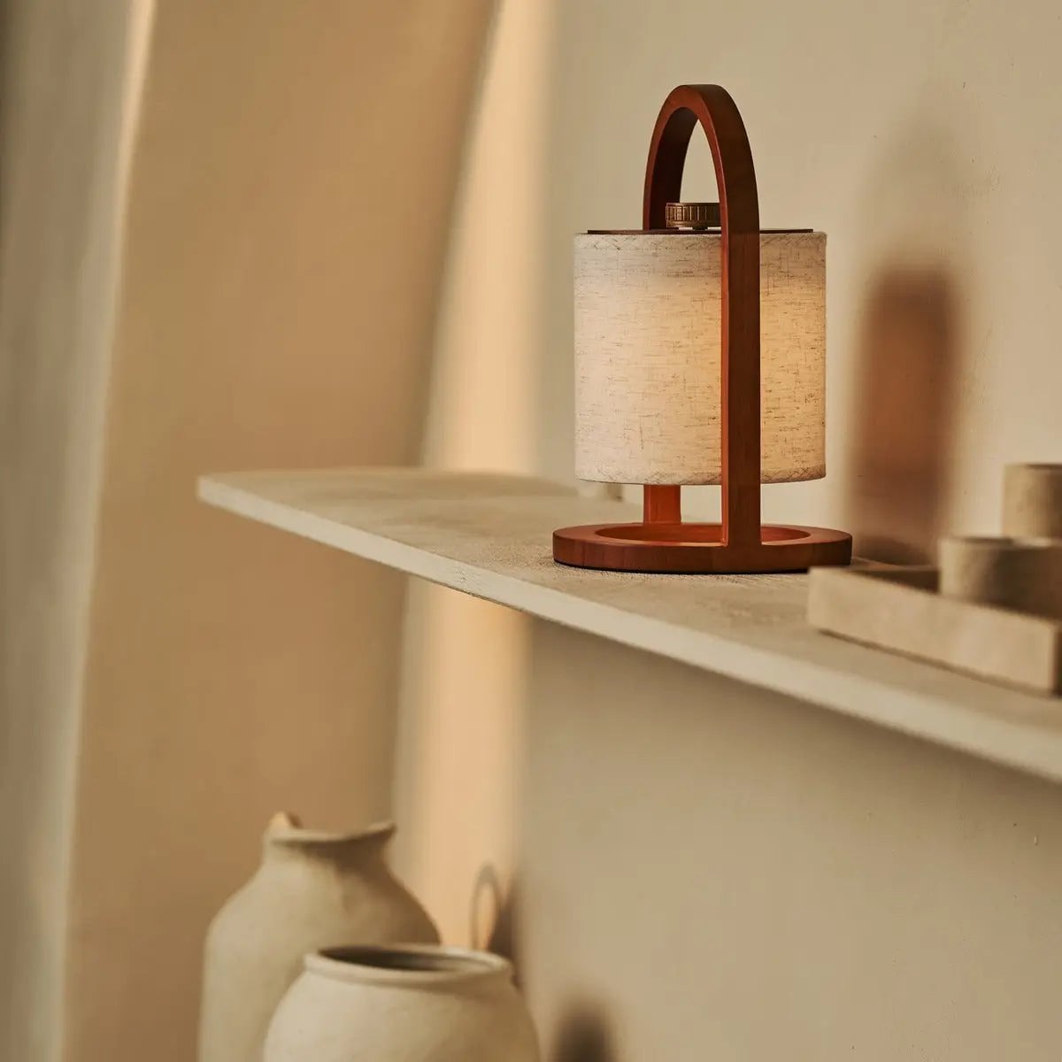 Rivierkastanjebruine houten oplaadbare lamp | Linnenmix, veelzijdig en tot 100 uur batterijduur