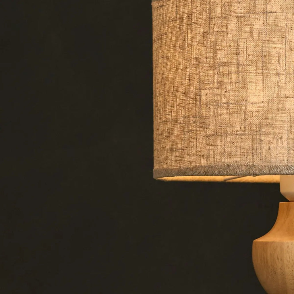 Oliver Lichtbruine Houten Lamp | Linnenmix schaduw en elegant ontwerp
