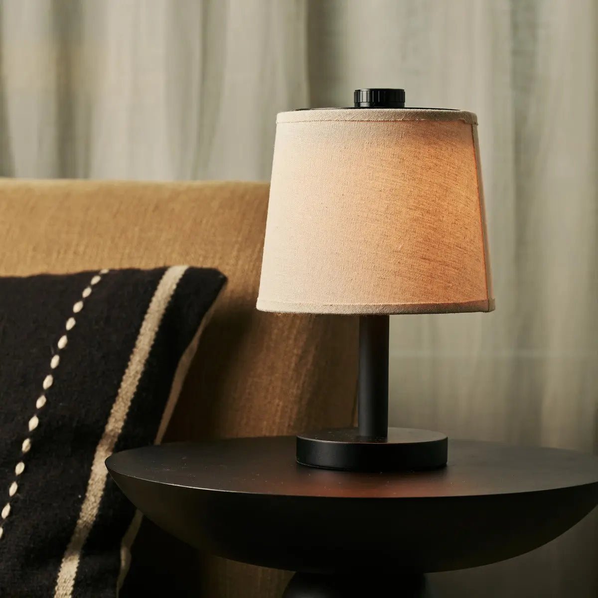 Rover zwarte houten oplaadbare lamp | Snoerloos, dimbaar en linnenmix