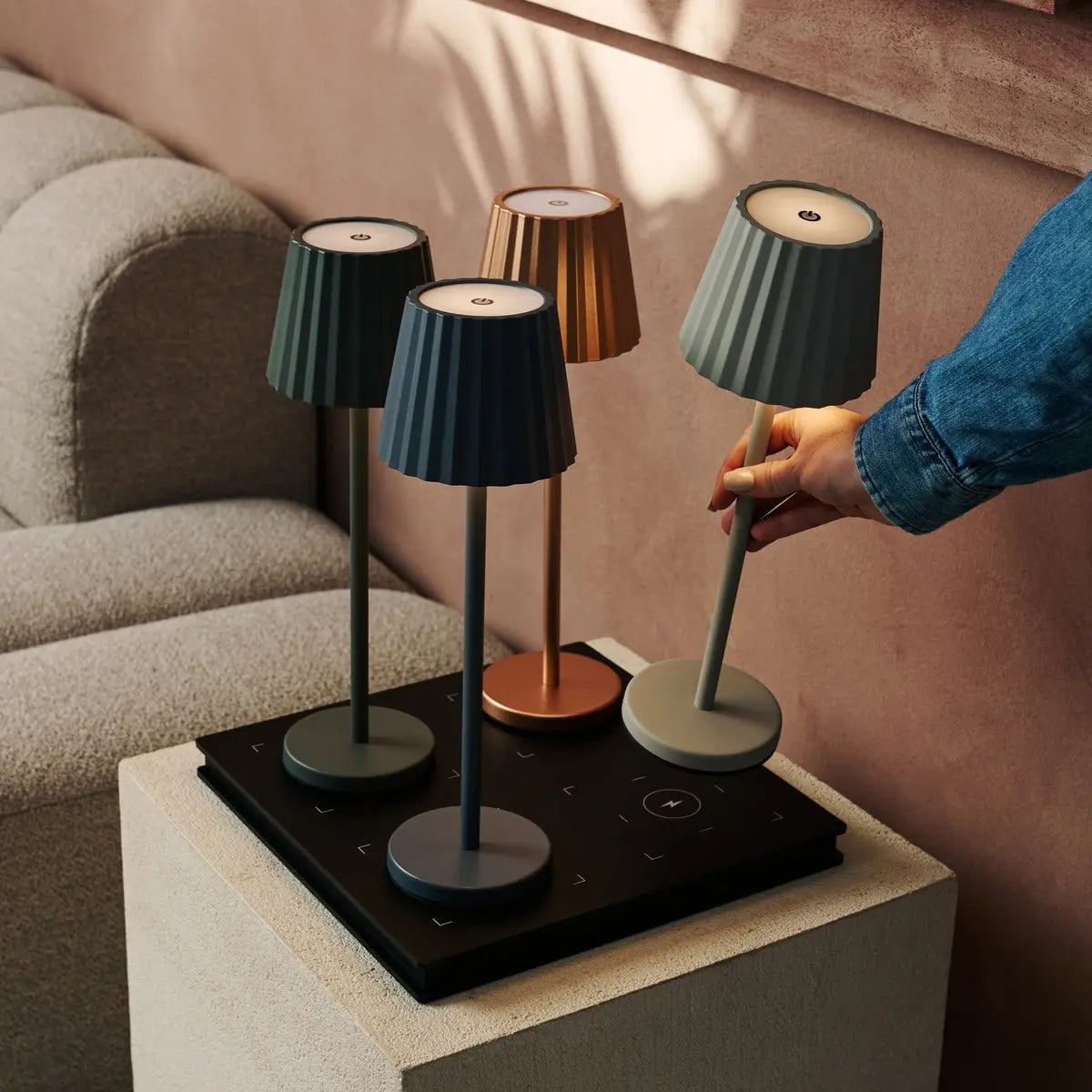 Maya Olijfgroene Geribbelde Tafellamp | 3 lichtmodi, oplaadbaar via laadstation